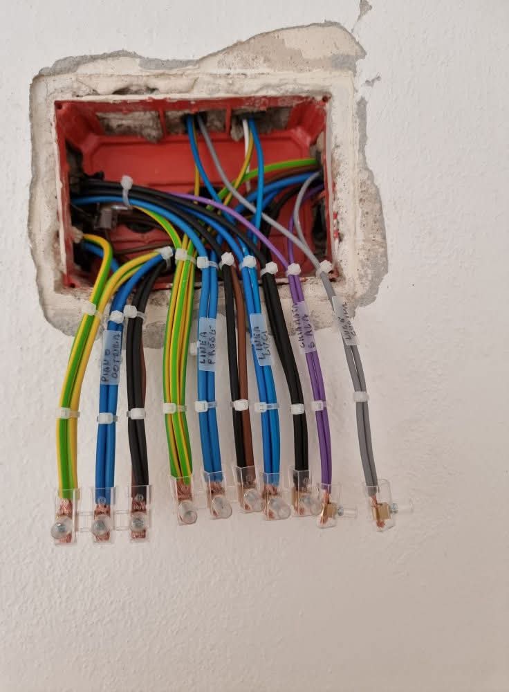 Immagine di copertina di Elettricista antennista fotovoltaico
