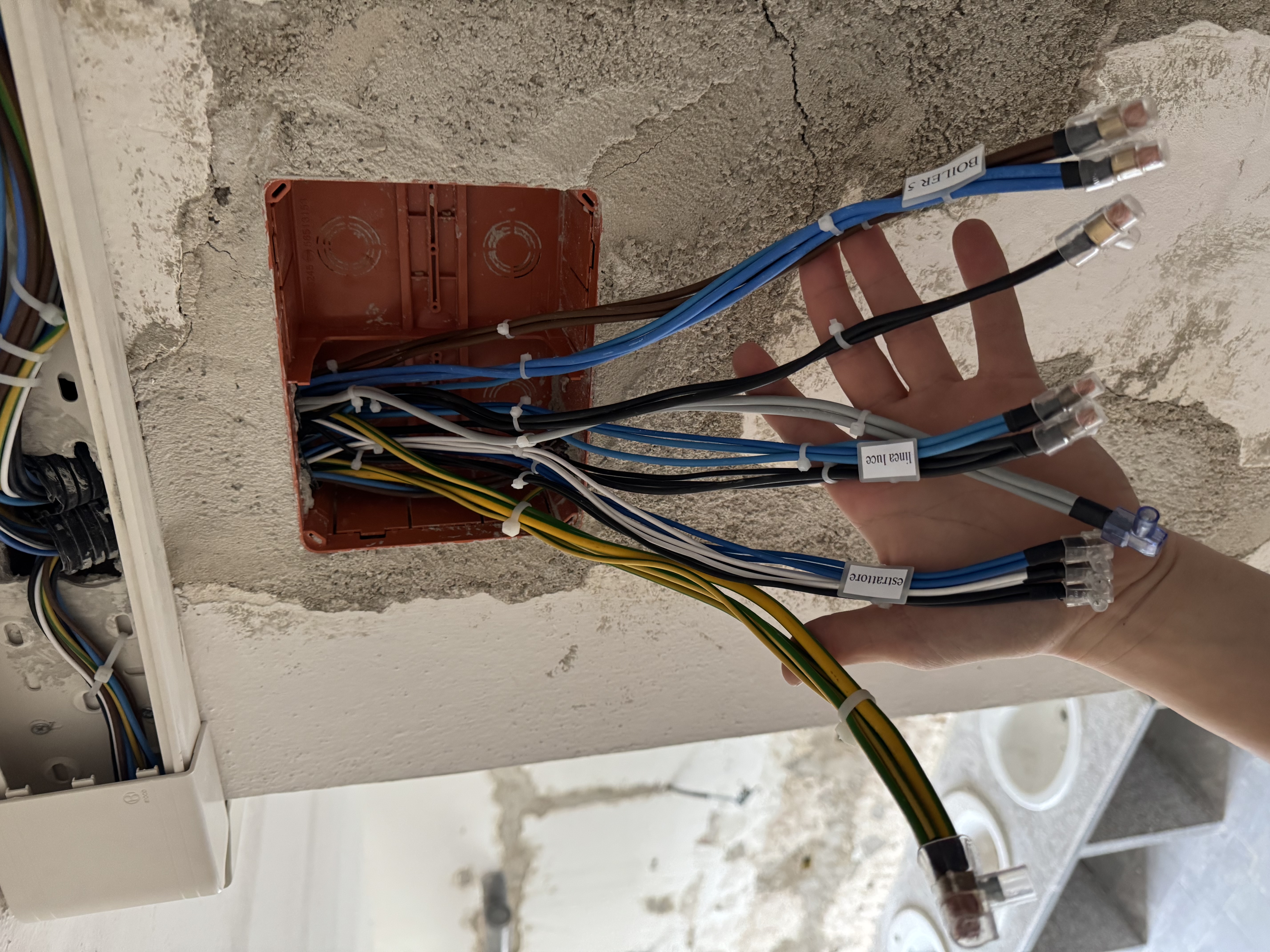 Lavoro di elettricista realizzato da Antonio Mauro a Lecce (5) Lavoro di elettricista realizzato da Antonio Mauro a Lecce (5) — Elettricista Antonio Mauro, provincia di Lecce