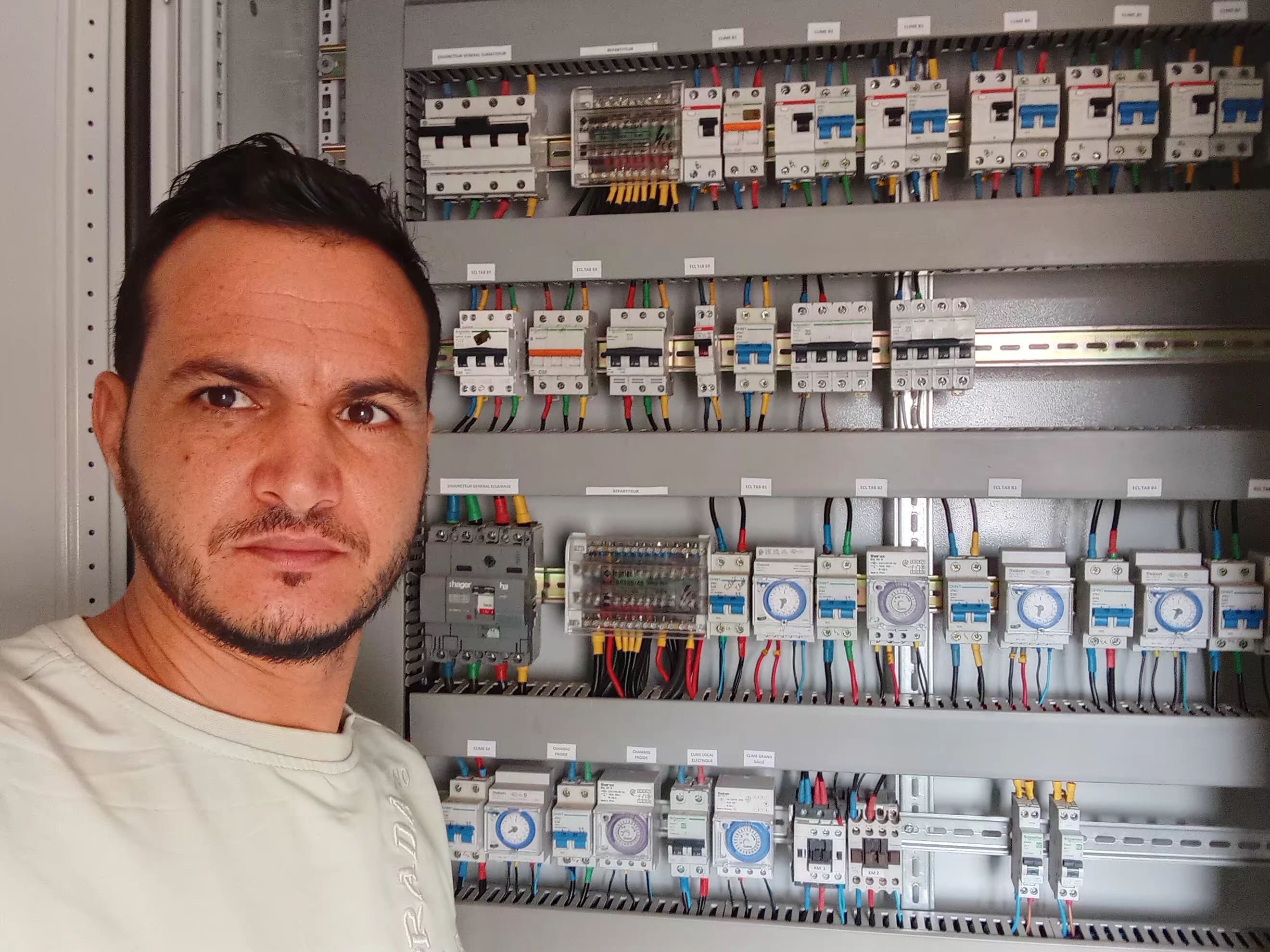 Lavoro di elettricista realizzato da Tarik afdali a Feletto (2) Lavoro di elettricista realizzato da Tarik afdali a Feletto (2) — Elettricista Tarik afdali, provincia di Torino